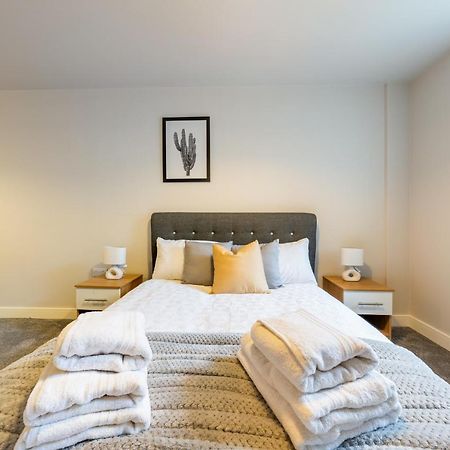 Lovely 4-Sleeper Apartment In Central Slough With Free Parking المظهر الخارجي الصورة