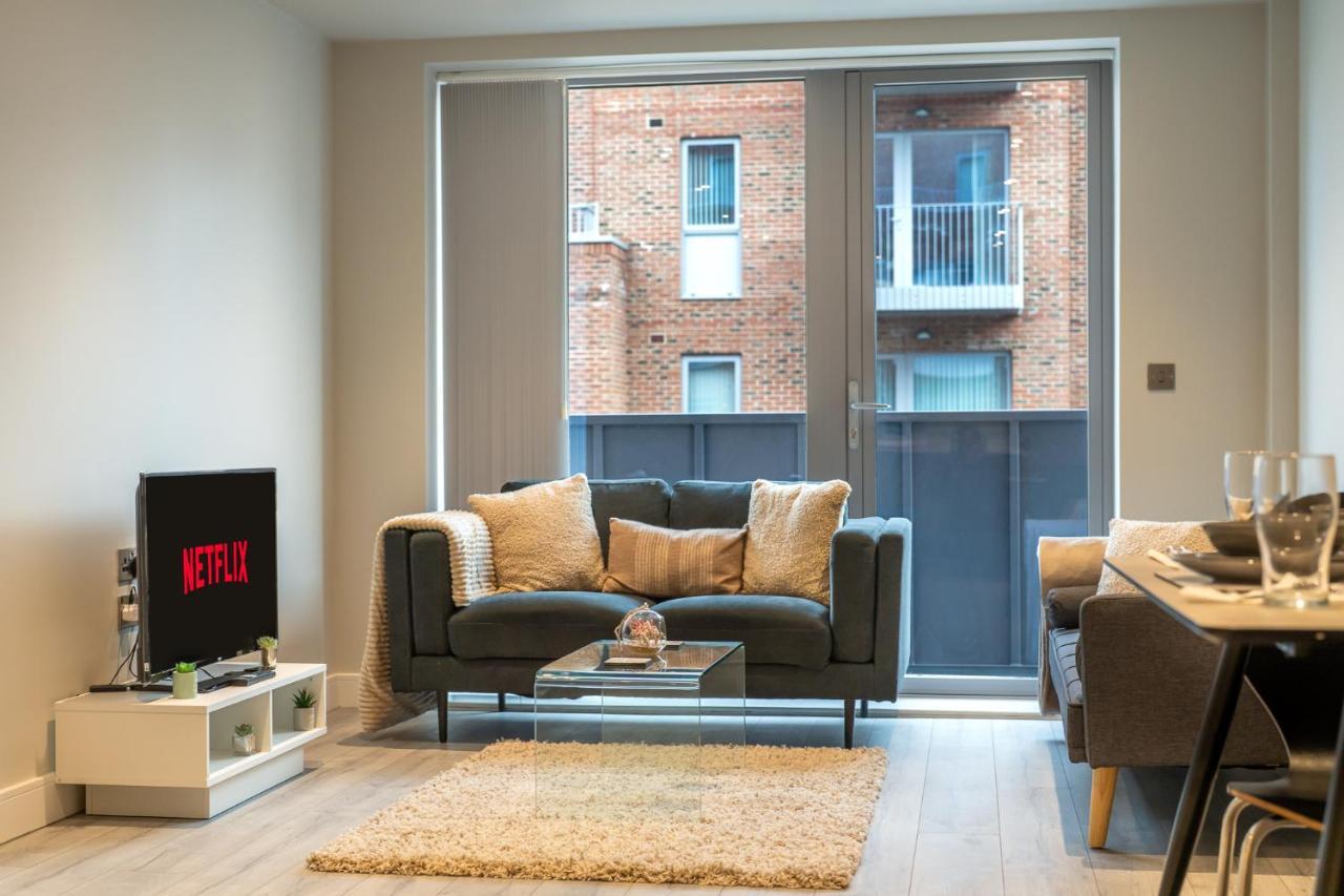 Lovely 4-Sleeper Apartment In Central Slough With Free Parking المظهر الخارجي الصورة