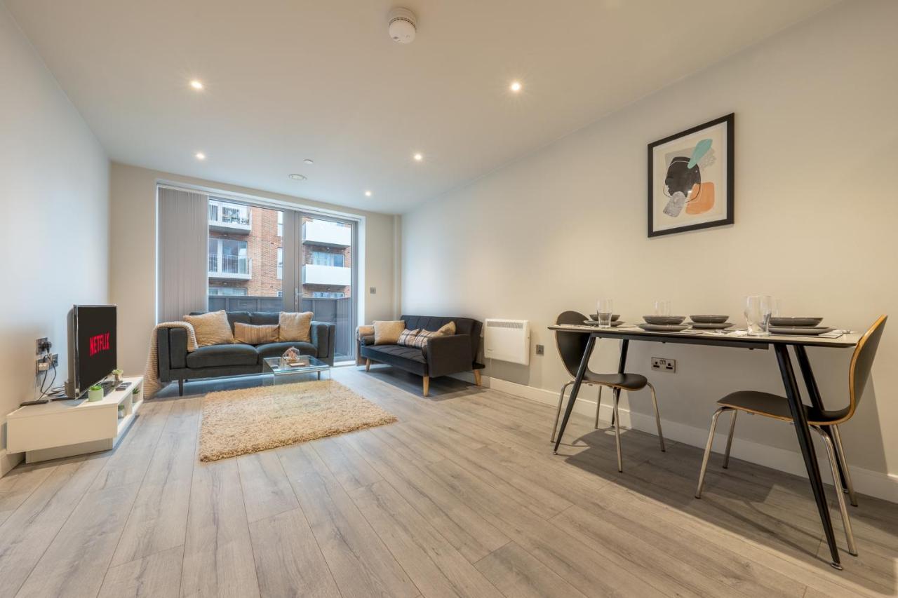 Lovely 4-Sleeper Apartment In Central Slough With Free Parking المظهر الخارجي الصورة