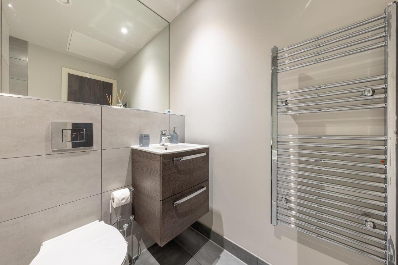 Lovely 4-Sleeper Apartment In Central Slough With Free Parking المظهر الخارجي الصورة