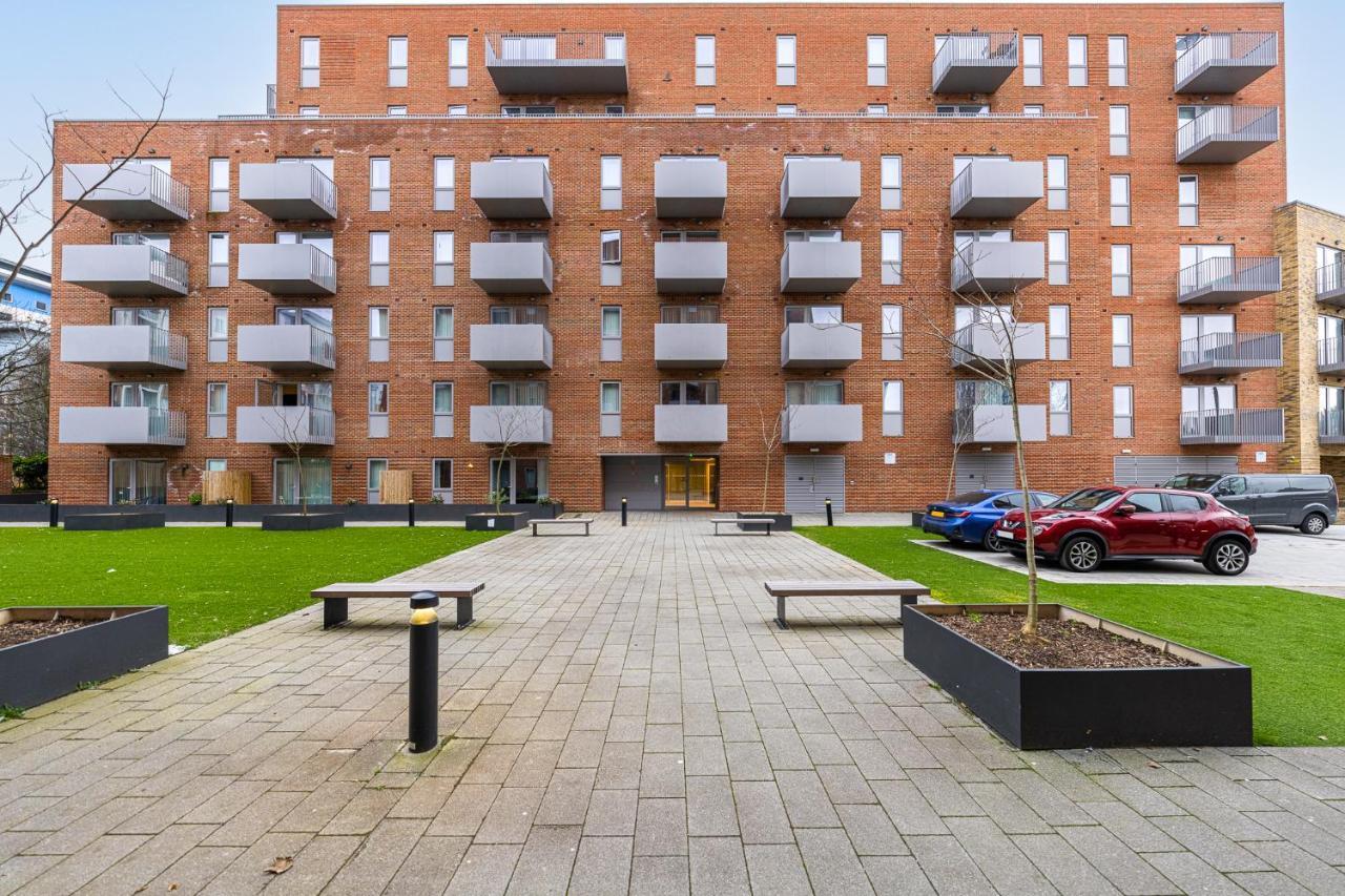 Lovely 4-Sleeper Apartment In Central Slough With Free Parking المظهر الخارجي الصورة