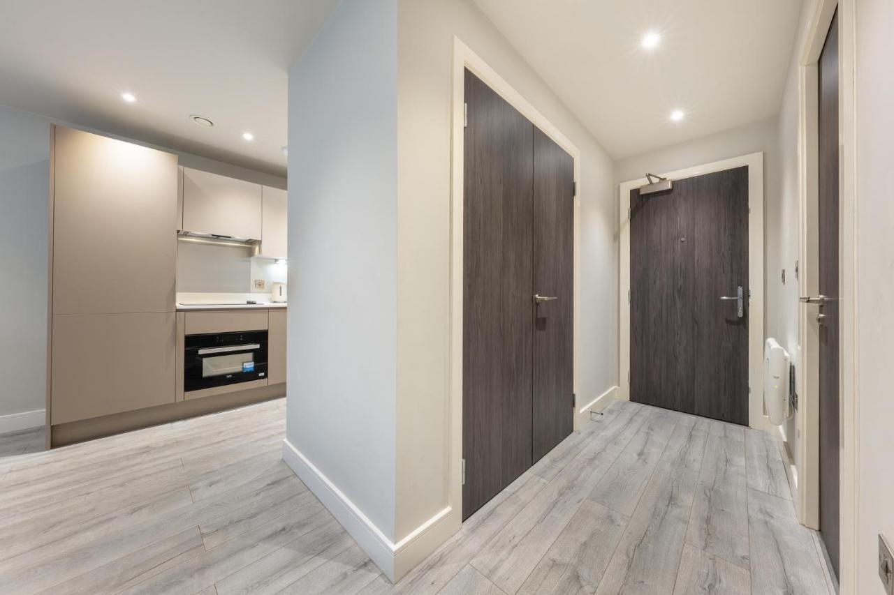 Lovely 4-Sleeper Apartment In Central Slough With Free Parking المظهر الخارجي الصورة