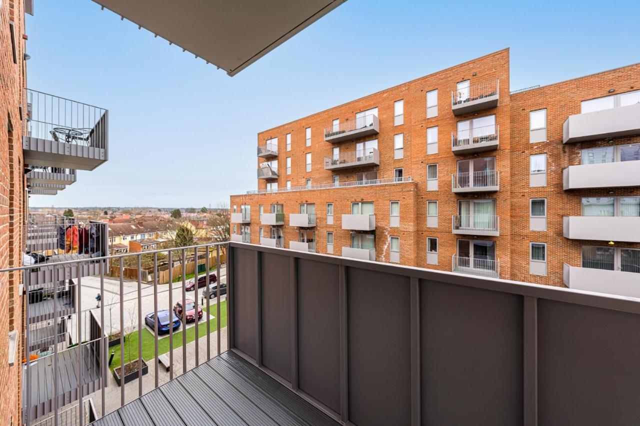 Lovely 4-Sleeper Apartment In Central Slough With Free Parking المظهر الخارجي الصورة